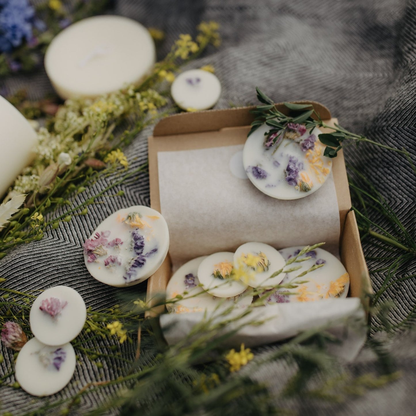 The MUNIO Wild Flowers Scented Soy Wax Rounds