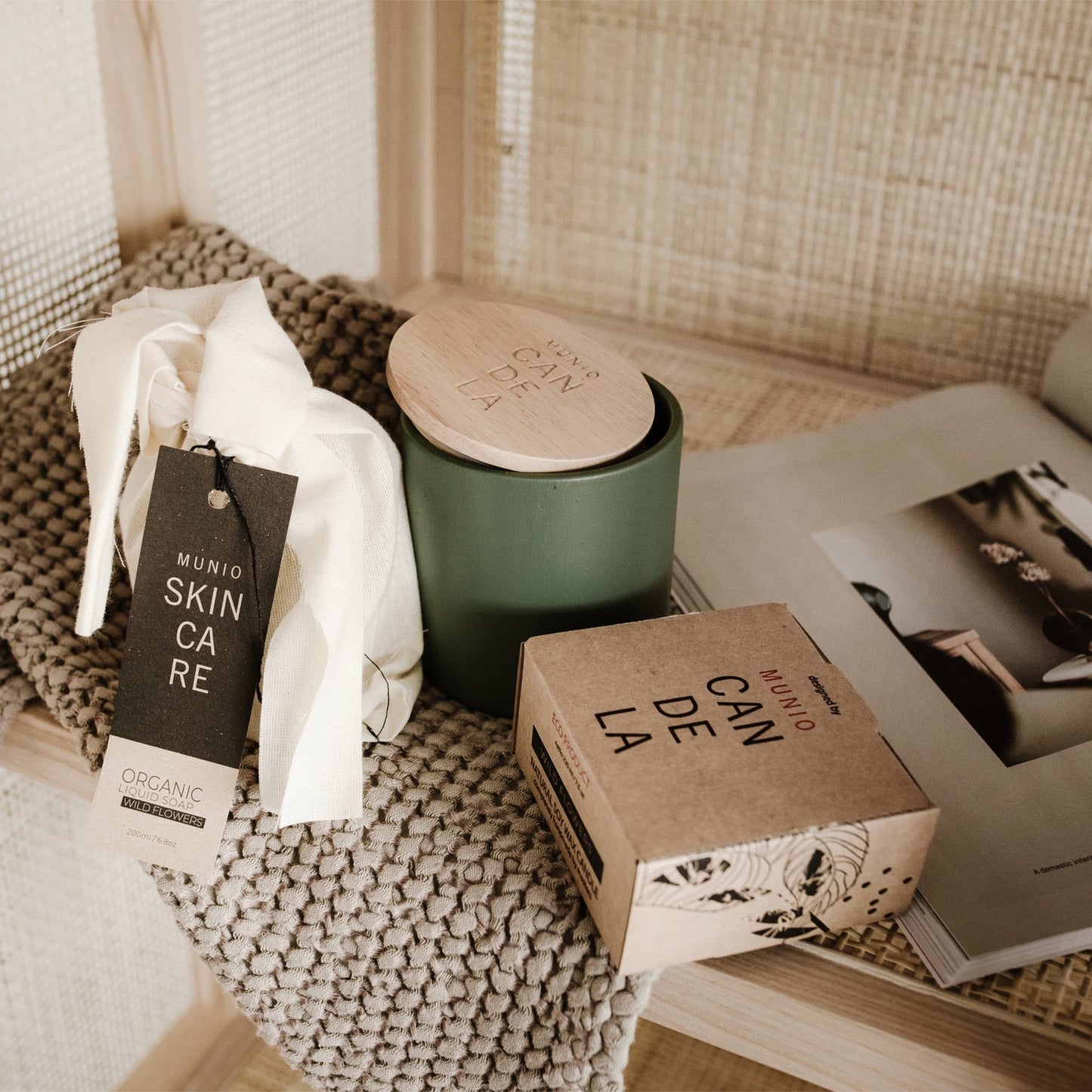 The MUNIO Apple Blossom Candle