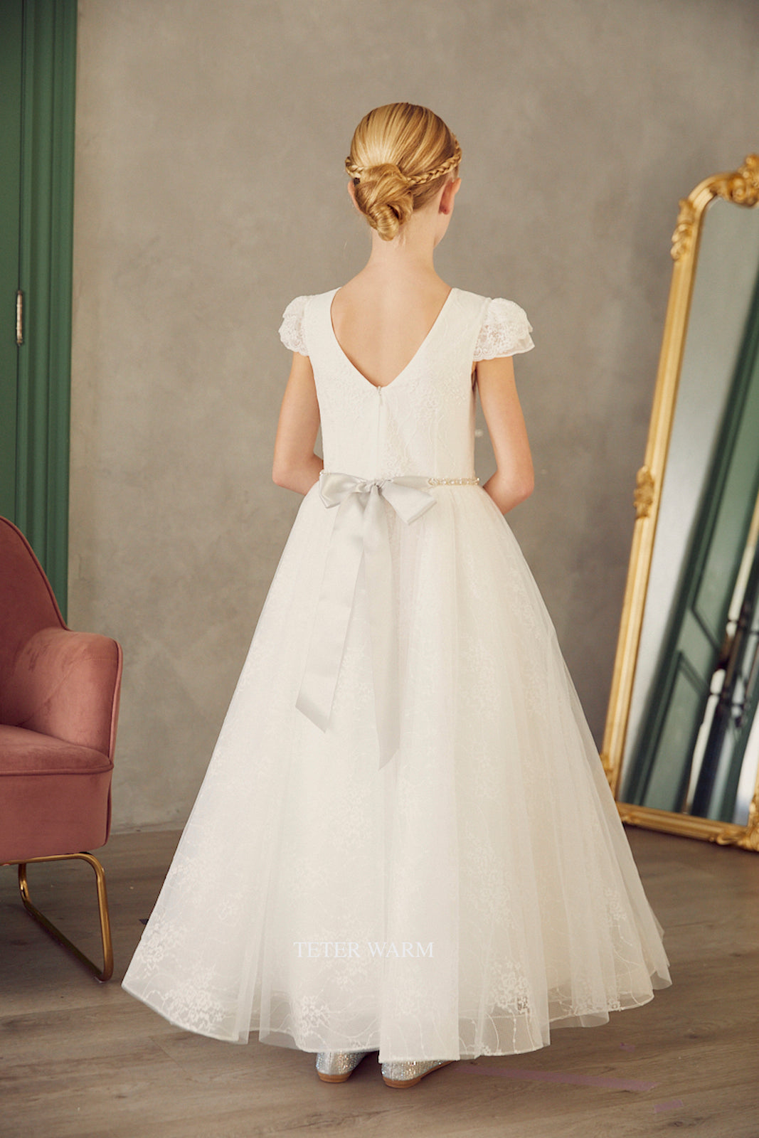 Teter Warm Lace Scalloped Sleeves with V-Line Back Communion Dress (Size 7, 8)