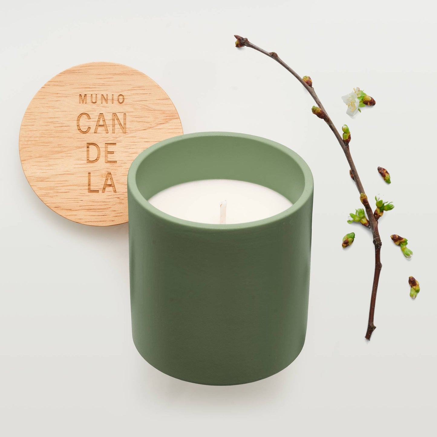 The MUNIO Apple Blossom Candle