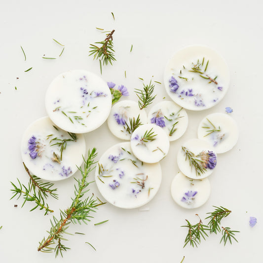 The MUNIO Juniper and Limonium Scented Soy Wax Rounds